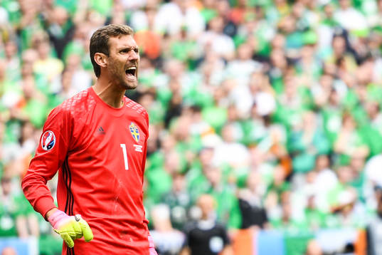 Sveriges målvakt Andreas Isaksson i fotbollsmatchen mellan