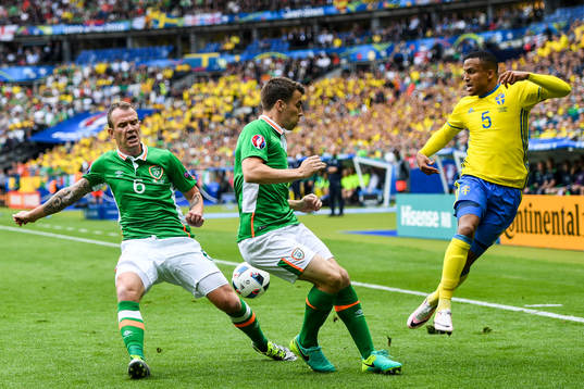 Sveriges Martin Olsson mot Irlands Glenn Whelan och Seamus