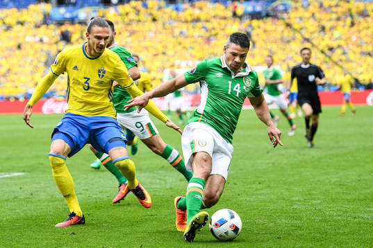Sveriges Erik Johansson och Irlands Jon Walters i