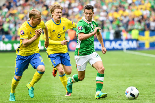 Sveriges Oscar Lewicki och Emil Forsberg jagar Irlands Wes