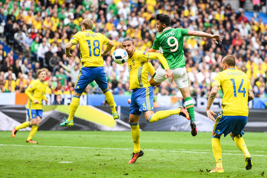 Irlands Shane Long mot Sveriges Erik Johansson och Oscar