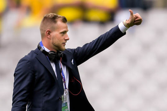 Sveriges John Guidetti gör tummen upp när han är ute
