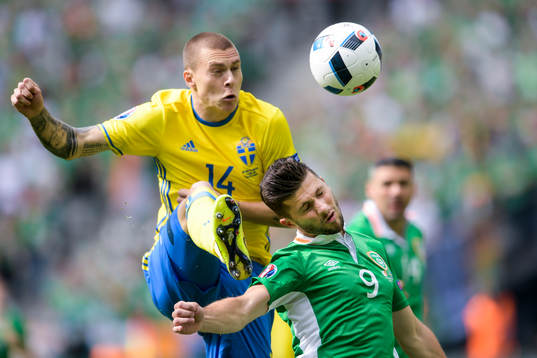 Sveriges Victor Nilsson Lindelöf och Irlands Shane Long i
