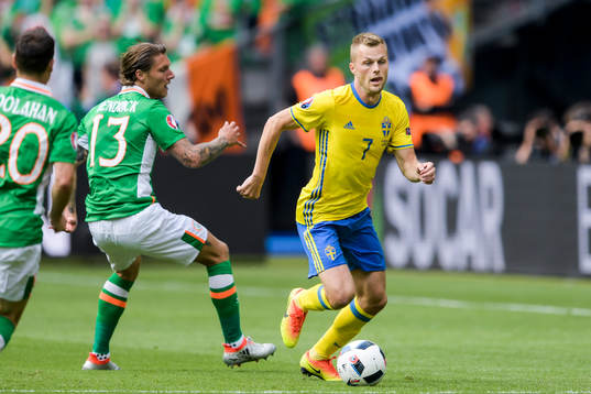 Sveriges Sebastian Larsson tar sig förbi Irlands Jeff