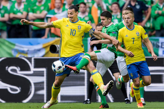 Sveriges Zlatan Ibrahimovic och Sebastian Larsson mot