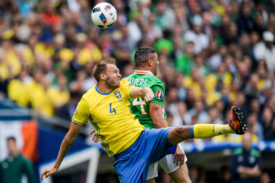 Sveriges Andreas Granqvist i nickduell med Irlands Jon