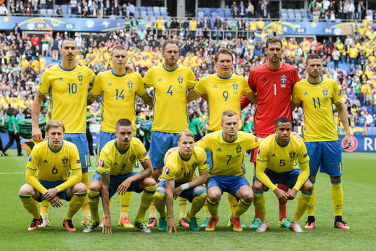 Sveriges startelva ställer upp, övre raden från