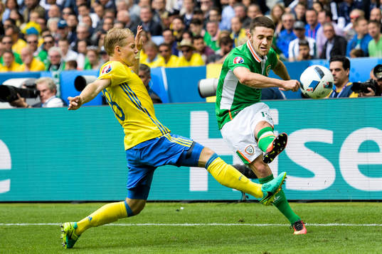 Sveriges Oscar Lewicki och Irlands Robbie Brady i