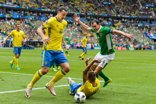 Sveriges Zlatan Ibrahimovic och Mikael Lustig utmanas av