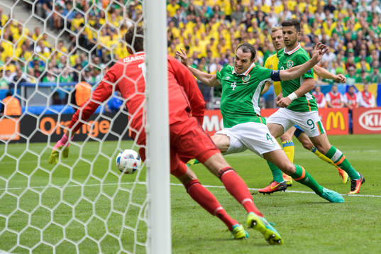 Irlands John O’Shea missar en målchans mot Sveriges
