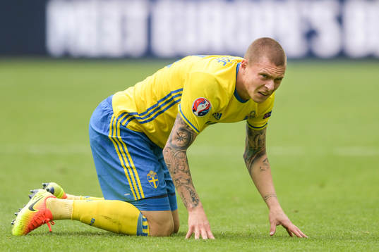 Sveriges Victor Nilsson Lindelöf grinar illa i