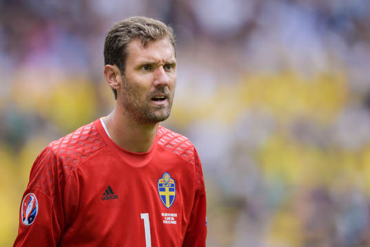 Sveriges målvakt Andreas Isaksson i fotbollsmatchen mellan