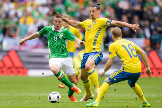 Irlands James McCarthy mot Sveriges Zlatan Ibrahimovic i