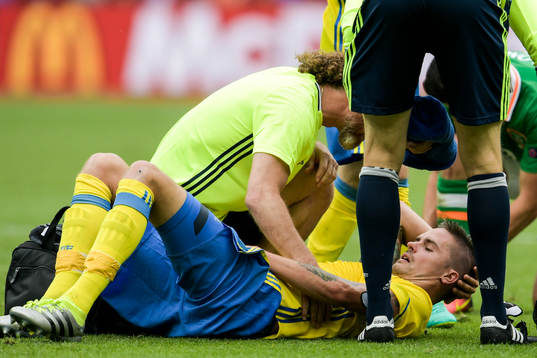 Sveriges Mikael Lustig skadad i fotbollsmatchen mellan