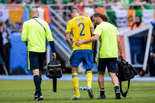 Sveriges Mikael Lustig lämnar planen skadad i