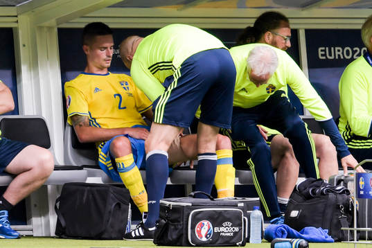 Sveriges Mikael Lustig skadad i fotbollsmatchen mellan