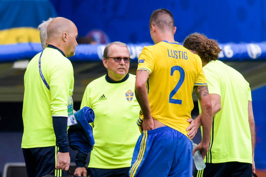 Sveriges Mikael Lustig lämnar planen skadad i