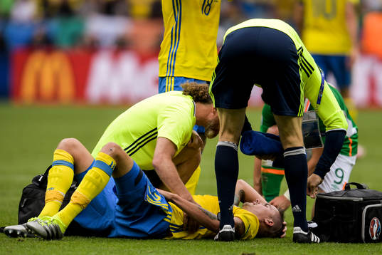 Sveriges Mikael Lustig skadad i fotbollsmatchen mellan