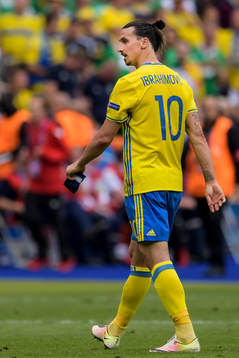 Sveriges Zlatan Ibrahimovic lämnar planen i halvtid i