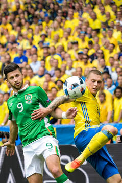 Irlands Shane Long och Sveriges Victor Nilsson Lindelöf i