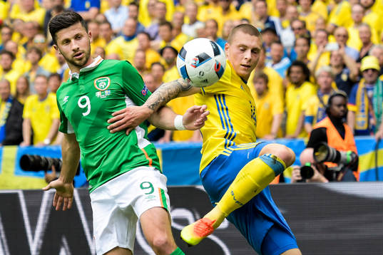 Irlands Shane Long och Sveriges Victor Nilsson Lindelöf i