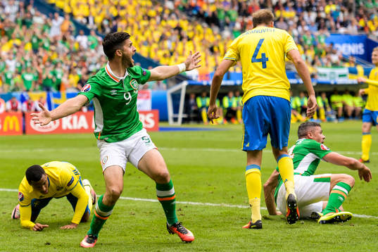 Irlands Shane Long reagerar i fotbollsmatchen mellan Irland