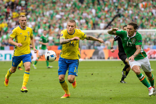 Sveriges Victor Nilsson Lindelöf och Irlands Jeff Hendrick