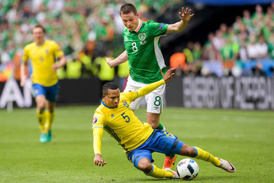 Sveriges Martin Olsson och Irlands James McCarthy i