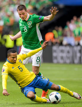 Sveriges Martin Olsson och Irlands James McCarthy i