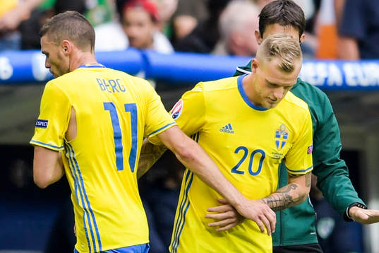 Sveriges Marcus Berg byts ut till förmån för John