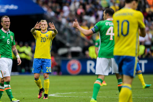 Sveriges John Guidetti gestikulerar mot Zlatan Ibrahimovic