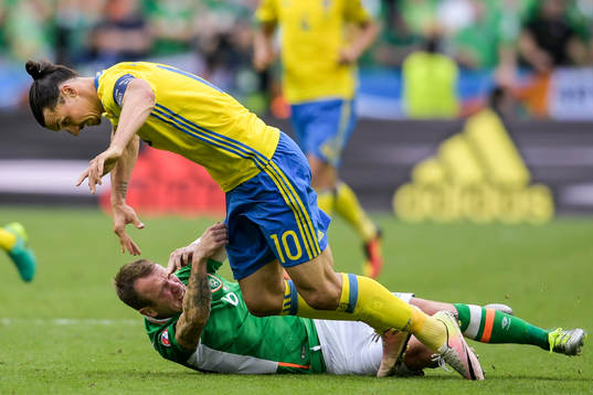 Sveriges Zlatan Ibrahimovic och Irlands Glenn Whelan faller