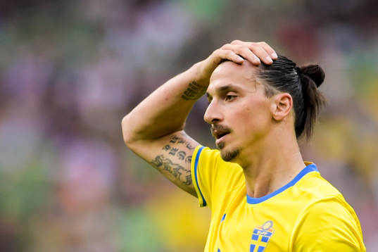 Sveriges Zlatan Ibrahimovic deppar i fotbollsmatchen mellan