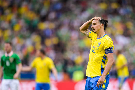 Sveriges Zlatan Ibrahimovic deppar i fotbollsmatchen mellan