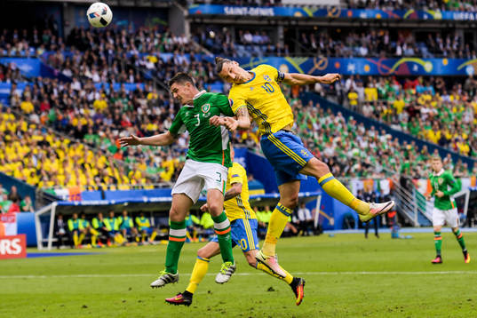 Sveriges Zlatan Ibrahimovic och Irlands Ciaran Clark i