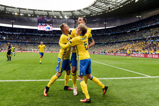 Sveriges John Guidetti och Emil Forsberg kramar om Zlatan