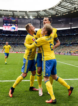 Sveriges John Guidetti och Emil Forsberg kramar om Zlatan
