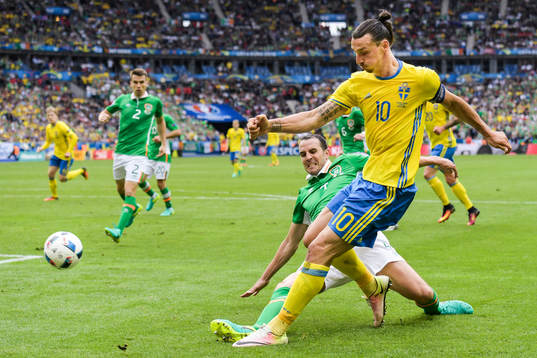 Irlands John O’Shea och Sveriges Zlatan Ibrahimovic i