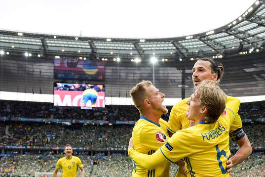 Sveriges John Guidetti och Emil Forsberg kramar om Zlatan