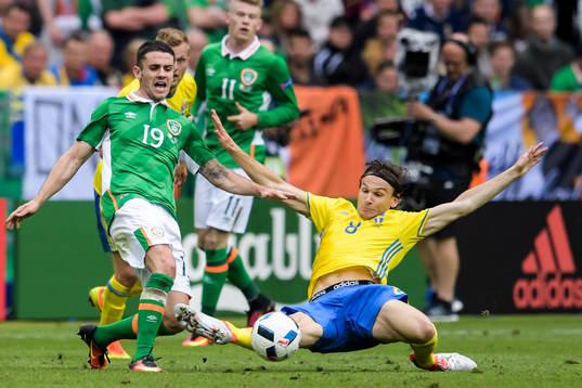 Irlands Robbie Brady och Sveriges Albin Ekdal i