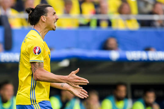 Sveriges Zlatan Ibrahimovic reagerar i fotbollsmatchen