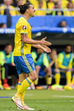 Sveriges Zlatan Ibrahimovic reagerar i fotbollsmatchen