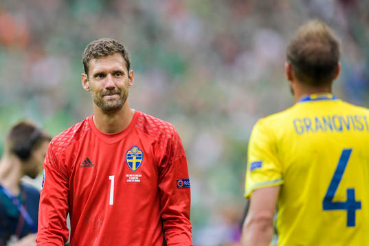 Sveriges målvakt Andreas Isaksson deppar