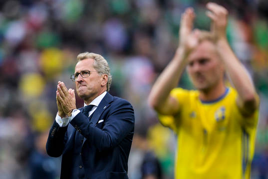 Sveriges förbundskapten Erik Hamrén tackar publiken