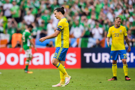 Sveriges Zlatan Ibrahimovic och John Guidetti deppar