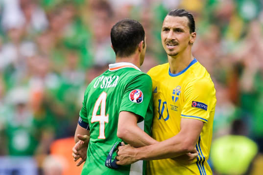 Sveriges Zlatan Ibrahimovic kramar om Irlands John O’Shea
