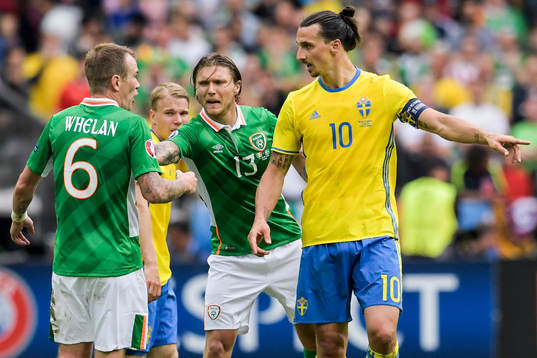 Irlands Glenn Whelan och Jeff Hendrick och Sveriges Zlatan