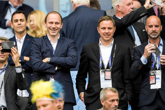 Svenska domaren Jonas Eriksson på läktaren