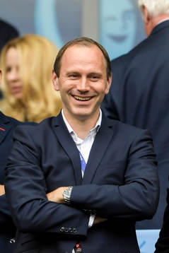 Svenska domaren Jonas Eriksson på läktaren i