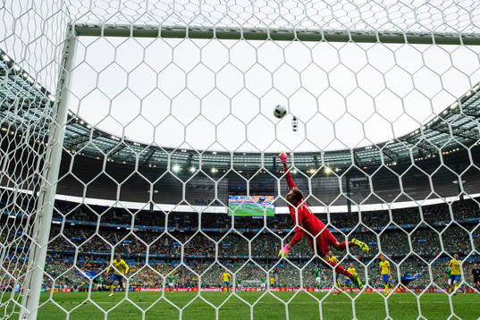 Sveriges målvakt Andreas Isaksson slänger sig
